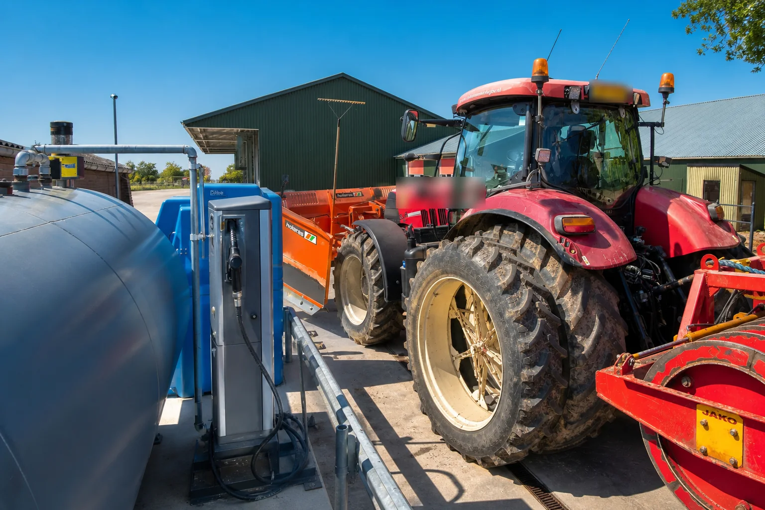 Dieseltank met afleverzuil naast tractoren en werktuigen op een verhard boerenerf