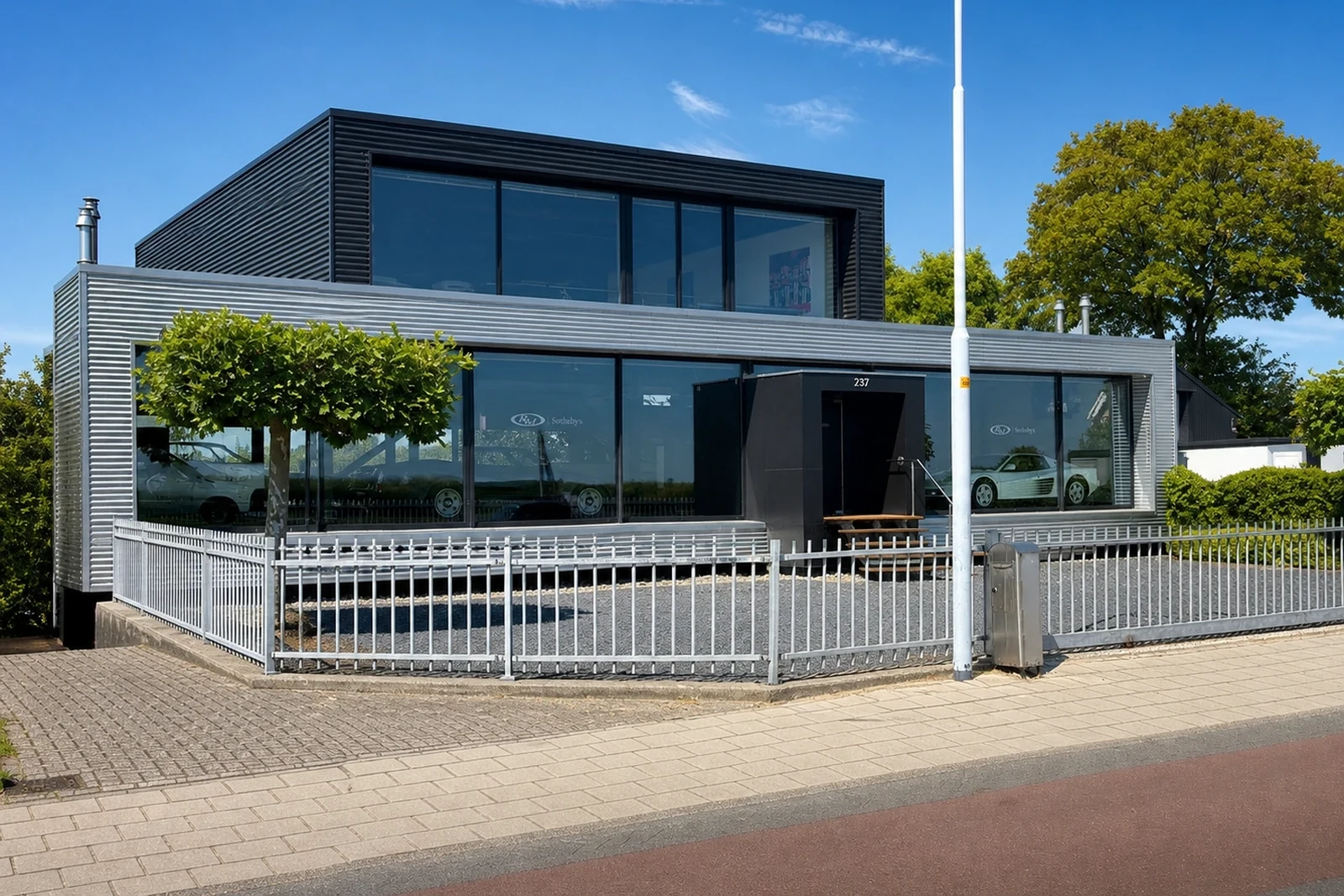 Autobedrijf met showroom en aangebouwde werkplaats aan een verhard voorterrein