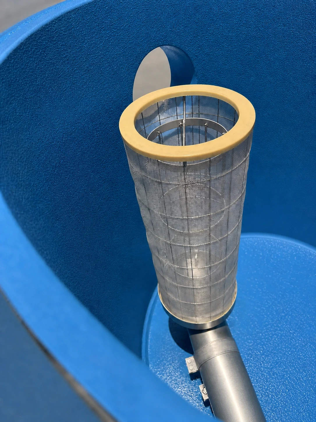 Roestvaststalen filterkorf van een coalescentiefilter in een geopende tank