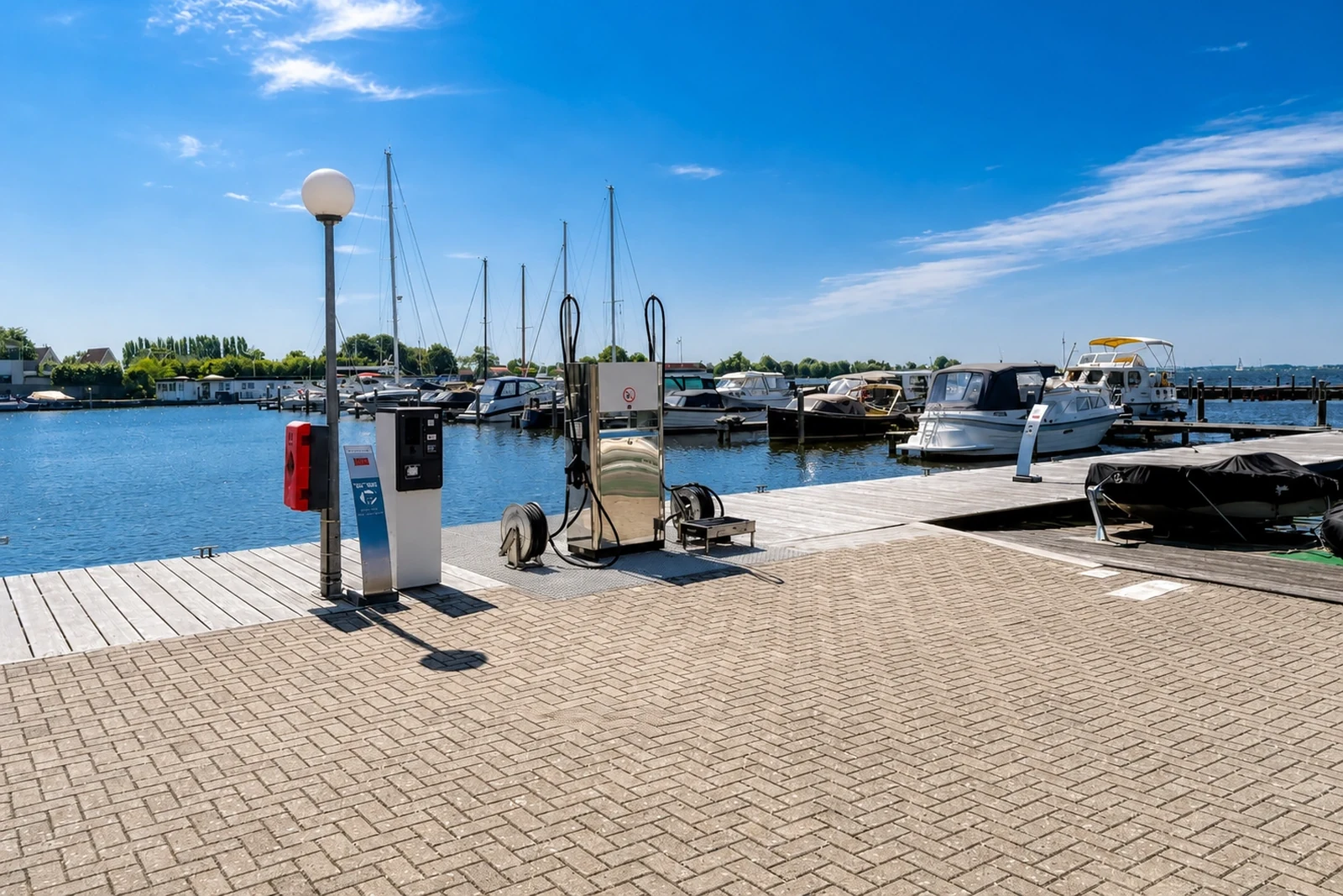 Brandstofpunt met afleverzuil op een steiger in een jachthaven