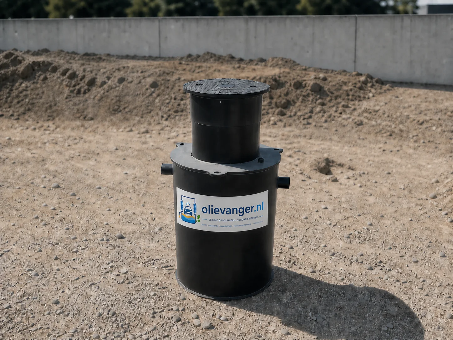 Kunststof HDPE olieafscheider met opzetstuk en gietijzeren deksel, opgesteld op een bouwterrein