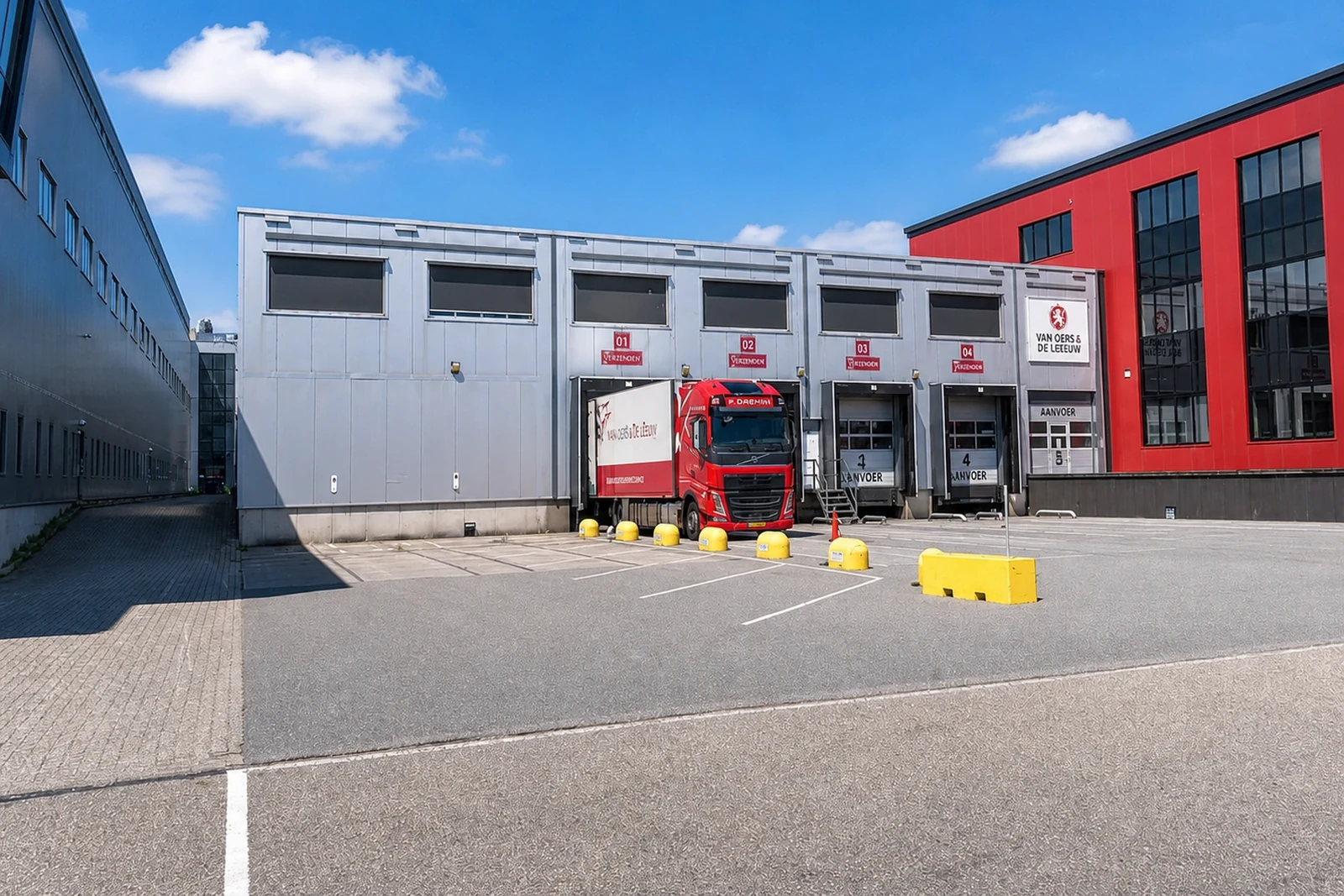 Laadkuil met dockshelters bij een distributiecentrum