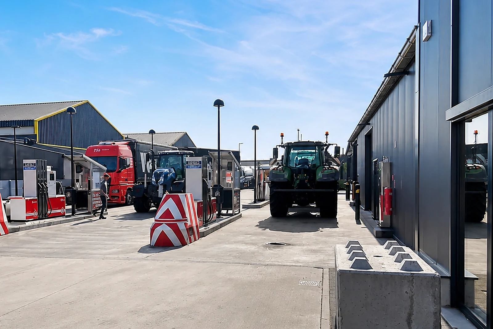 Tankplaats voor vrachtwagens en landbouwmachines op een bedrijfsterrein
