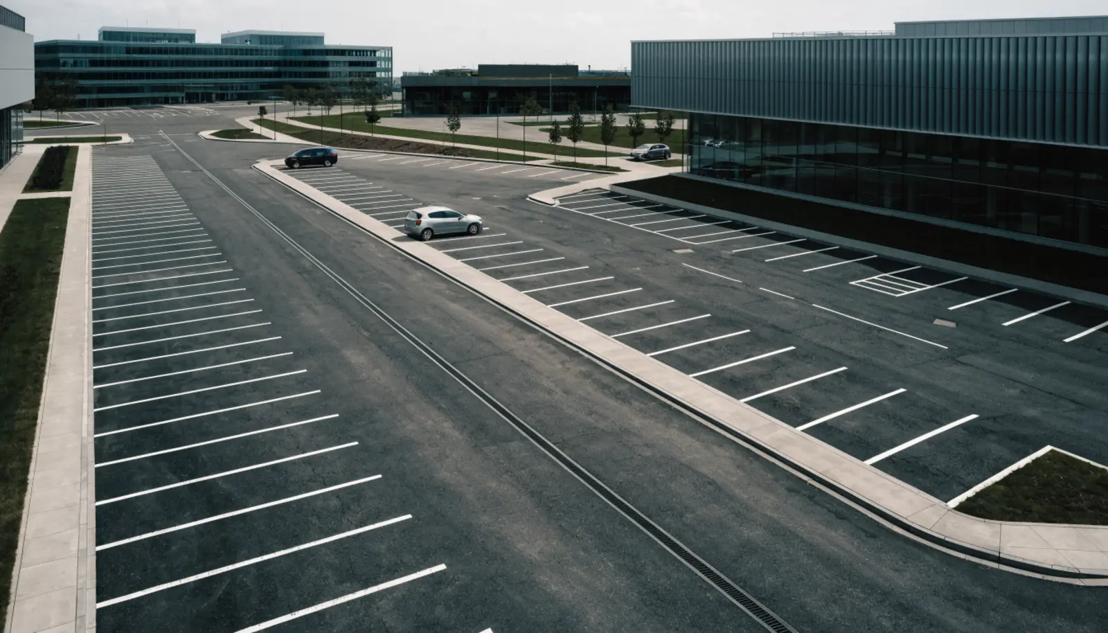 Parkeerterrein met afwateringsgoot