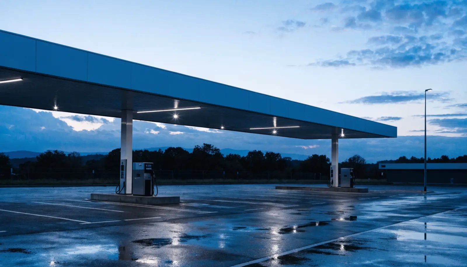 Tankstation in het blauwe uur